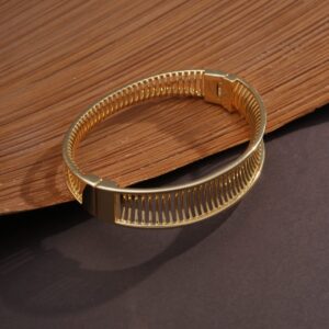 Bracelete Curvo Vazado Texturizado Banho 18k - Imagem 3