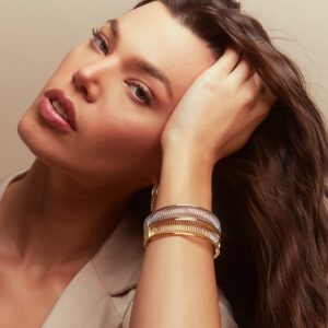 Bracelete Curvo Vazado Texturizado Banho 18k - Imagem 1